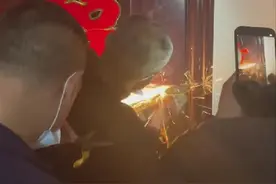 接亲时门锁坏了，被迫叫来开锁师傅！新郎：好事多磨图片