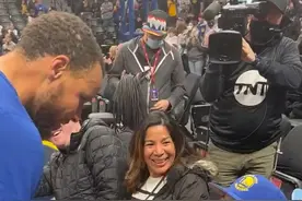 库里跟前日因未能看他打球而哭泣的小球迷碰拳聊天图片