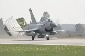 首批歼-10CE交付巴基斯坦，巴总理亲迎图片