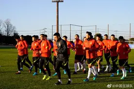 冯巩调侃男足“浑身是刺儿，其实挺软”，前国字号门将回击巩汉林“小品没冲出亚洲”图片