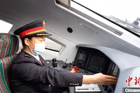 新疆迎来首位动车组女司机图片