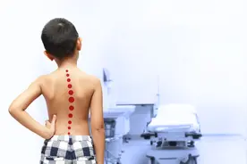 孩子肩膀一边高一边低、走路歪歪斜斜，当心脊柱侧弯图片