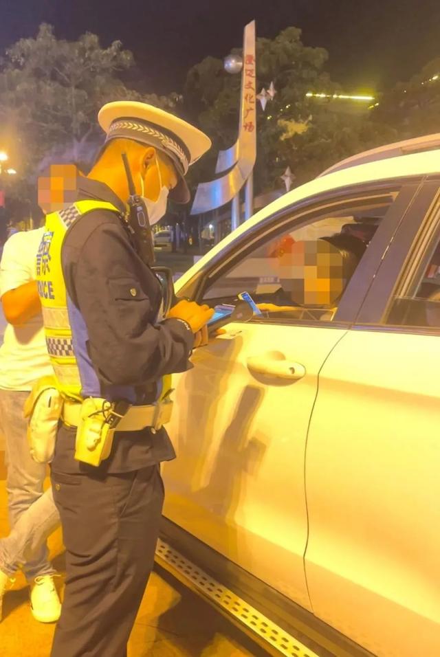 无语！老公坐副驾驶主动找交警酒测，却被查出老婆开车超员