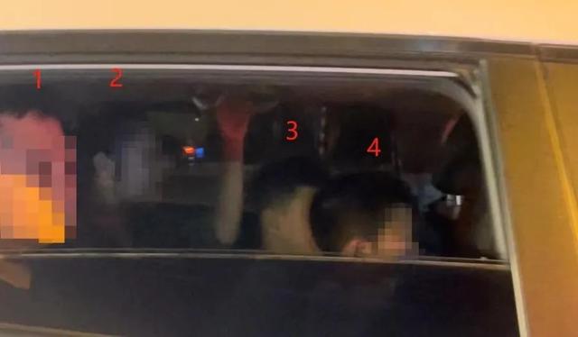 无语！老公坐副驾驶主动找交警酒测，却被查出老婆开车超员