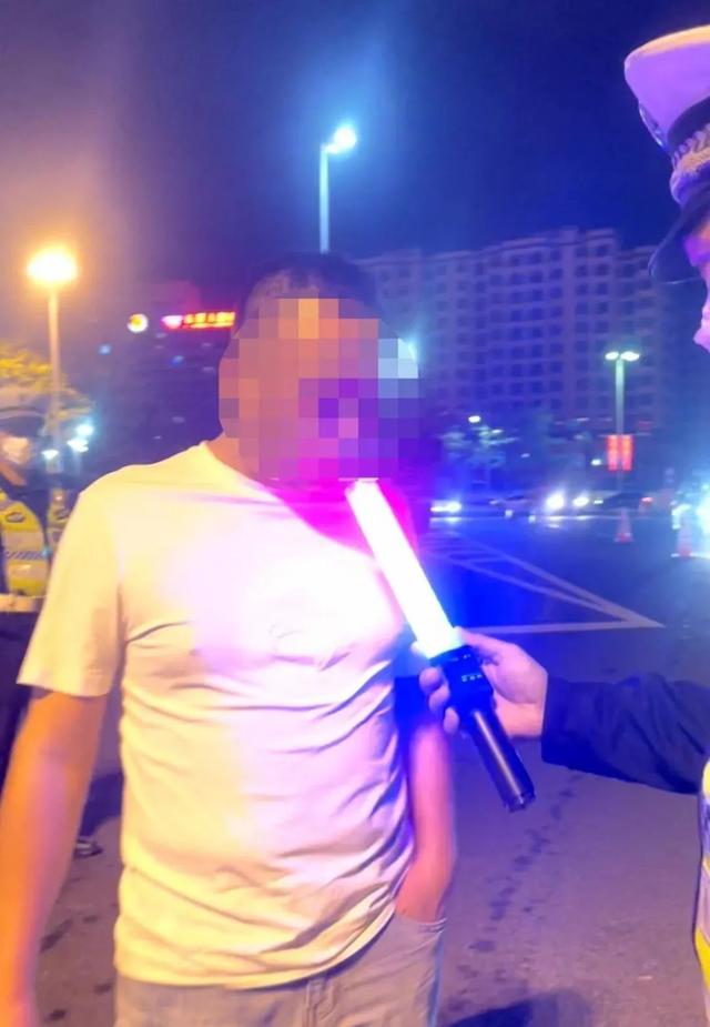 无语！老公坐副驾驶主动找交警酒测，却被查出老婆开车超员