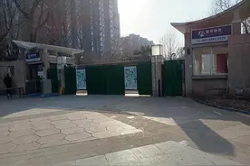 朝阳富力城D区临时管控，闪送员送来大袋蔬菜图片