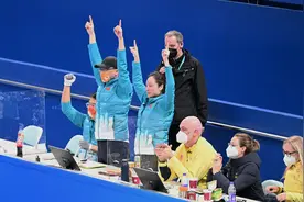 轮椅冰壶队共12人备战，夺冠后岳清爽念出另外7人名字图片