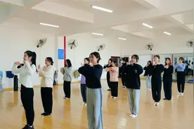 被学生们称为“网红老师”，她说……图片