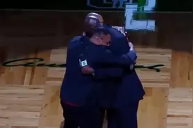 三巨头相拥，加内特球衣退役！他和雷·阿伦拆掉了心里的墙图片