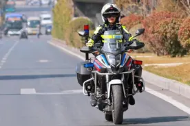 济南：飒爽女警 靓丽风景图片