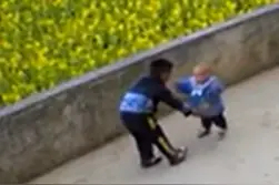 8岁哥哥教1岁弟弟走路，妈妈千里之外看监控心酸落泪图片