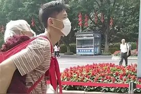 背着母亲爬西樵山 他说：“你背我长大，我陪你老去”图片