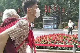 背着母亲爬西樵山 他说：“你背我长大，我陪你老去”图片