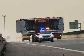 417公里湖北高速路政接力护航，这个“大块头”从河南来到武汉图片
