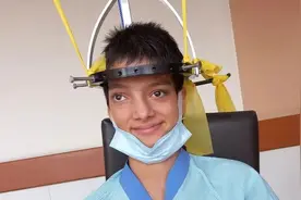 印度女孩颈部偏离90度，脸部贴着肩膀，接受手术成功迎接新生活图片