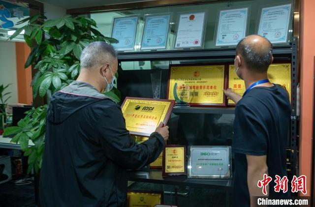 成都seo整站（央视3·15晚会曝光成都一公司口碑操纵 记者深夜调查）