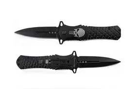 英国劫匪手持“僵尸刀”闯入超市，想开保险柜没成功，被警方逮捕图片