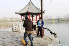 抓到了！有人偷钓大明湖20多斤重的胖鲤鱼，警方：拘13天图片