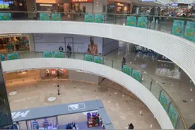 郑州中原万达“等待女孩”引关注，家属：患有精神疾病，希望大家不要打扰图片