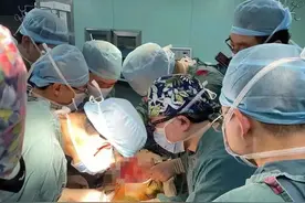 国内首例！中山医院血管外科利用自体“血管拼接”挽救垂危患者图片