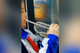 吉林一女孩站阳台上吹奏生日歌为楼下“大白”庆生视频封面