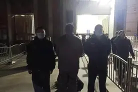 男子冒充单身脚踩七条船 竟诈骗女友200多万图片