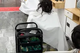 安徽一托尼老师拿假人扮顾客假装店里满座：生意清淡，聊以自乐图片