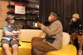 90后小伙为“治愈”孤独开小酒馆，两年记录上千位客人的故事图片