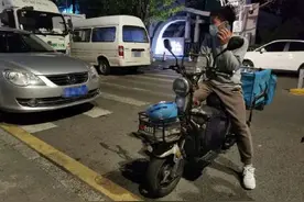 暖心！深圳外卖小哥打扫干净爱心酒店才离开图片