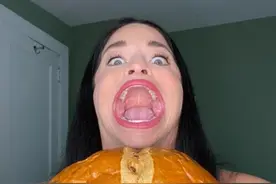 世界上嘴巴最大的女子挑战一口吞大面包失败图片