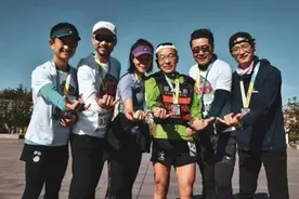 神似张学友！40岁跑步发烧友隔离期绕客厅2600多圈完成全马图片