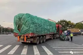 莆田再出新规，大货车右转暂停几秒，为生命让道图片