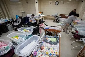 因“外国父母”没来接人，数十名代孕新生儿挤在基辅地下室图片