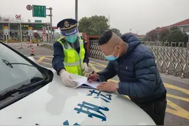 战“疫”有我 江苏交通执法打通服务“最后一公里”图片