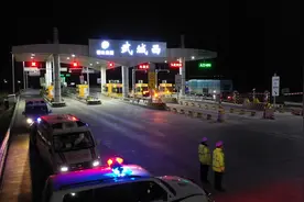 武城高速路口的战疫“守夜人”：执法管控有温度，暖心坚守“照亮”黑夜图片
