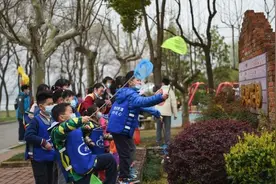 孩子们在公园里见识汉字里的“虫”字旁图片