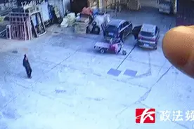 监控画面惊心！父亲停车取快递未锁车，2岁女儿在车上启动车辆图片