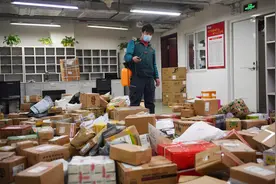 ​快递公司防疫升级：揽件派件全程消杀 部分公司每日测核酸图片