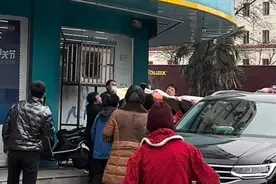 江苏一女童悬身二楼窗外坠落，众人拉被子接住图片