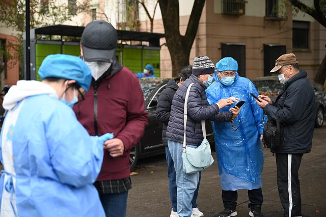 蓝衣人是什么人（大白身后有一大群居民协助）