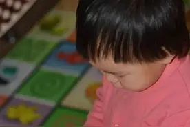 宁可让娃“帮倒忙”，也要让他们做家务，因为好处实在太多了图片