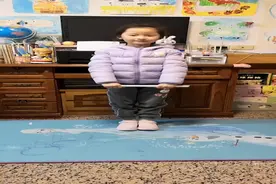 纸的妙用！方塔小学的孩子们用纸棍、纸球作道具，伸展运动、俯撑运动嗨翻天图片