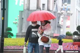 重庆遭遇“倒春寒”市民出街穿厚外套御寒图片