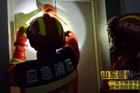 没事！踩着我下来！女子被困电梯，德州消防紧急救援。视频封面