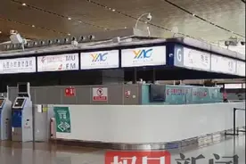 实探MU5735起飞地昆明长水机场：东航只有几个柜台开放，机场旅客稀少图片