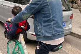共享单车加装“儿童座椅”载人 这种行为很危险图片