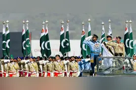 巴基斯坦举行盛大阅兵式，歼-10战机惊艳亮相图片