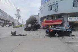 十字路口两车互不想让，结果翻车了！无信号灯的十字路口怎样通过？图片