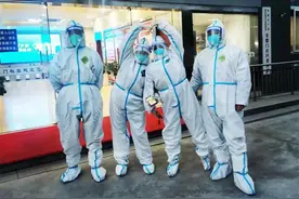 白天是老师，晚上当“大白”！为南京这一家四口志愿者点赞图片