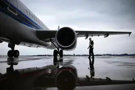 东航坠机事件疑问待解 对话供职三大航空之一的资深飞行员：如何全环节降低事故风险？图片